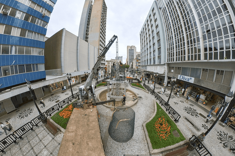 Início da montagem da árvore de Natal da Vida o Boticário, na rua XV de Novembro. Curitiba, 09/11/2024. Foto: José Fernando Ogura/SMCS