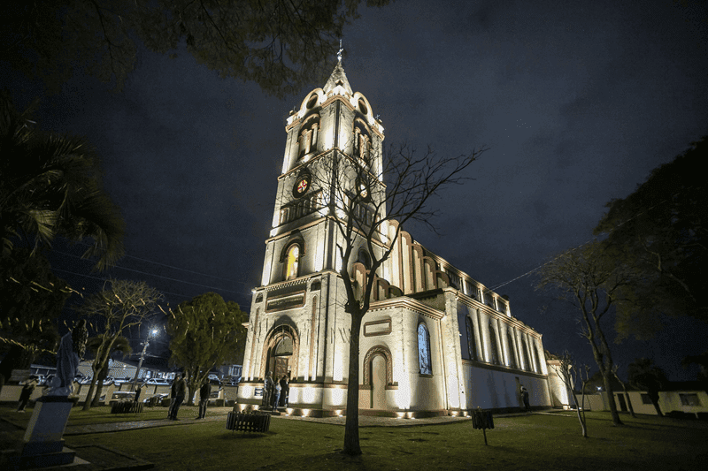 Catedral de Luz terá sessões extras às 23h e reservas de ingressos devem ser feitas no Guia Curitiba