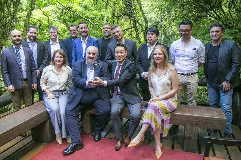 Prefeito Rafael Greca recebe o vice-presidente da Samsung SDS, Hyon Hun Roh, o diretor de Operações da Samsung SDS, Sung Kyu Chin, e o diretor de Desenvolvimento de Negócios Estratégicos da Samsung SDS, Carlos Osti, acompanhado de secretários municipais e demais autoridades. Curitiba, 27/11/2024. Foto: Pedro Ribas/SMCS