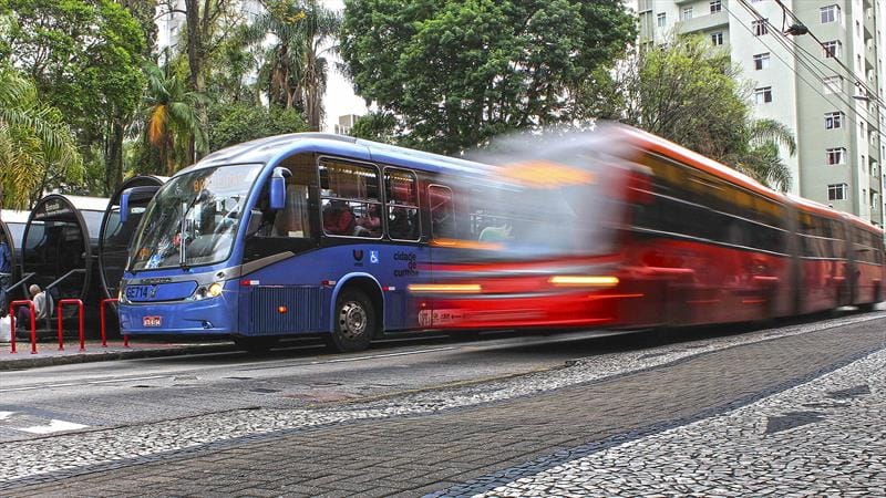 BRT completa 50 anos em Curitiba, que investe em ganho de velocidade e frota elétrica nas canaletas. Foto: Ricardo Marajó/SMCS