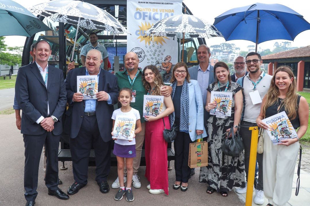 Prefeito Rafael Greca participa do lançamento do álbum de figurinhas do autor Simon Taylor no Parque Barigui - Curitiba, 28/11/2024. - Foto: Daniel Castellano / SMCS