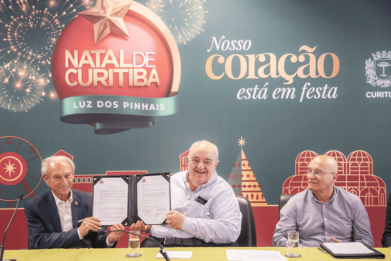 Prefeito Rafael Greca, assina decreto que cria o Distrito de Mídia, um corredor luminoso na Avenida Marechal Deodoro. Curitiba, 29/11/2024. Foto: Pedro Ribas/SMCS