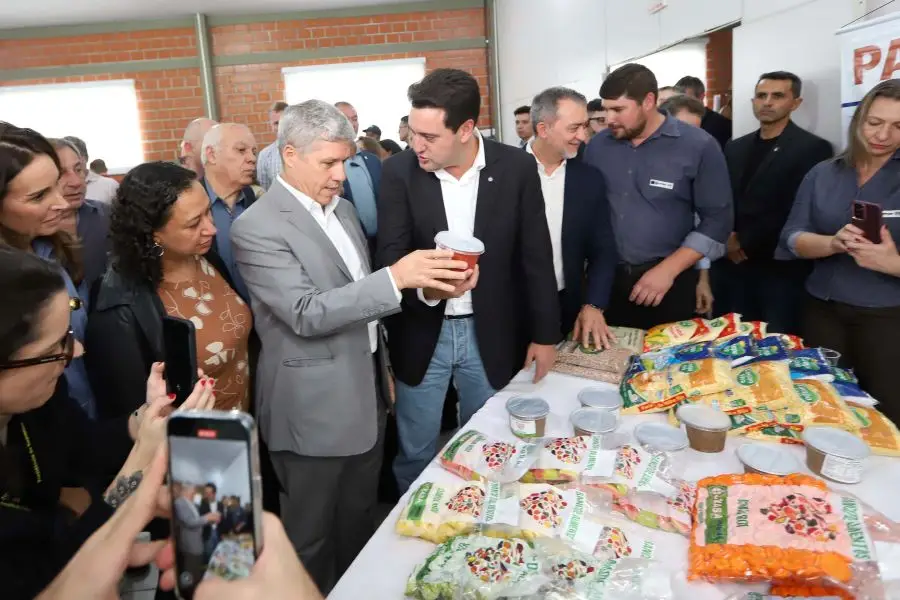 O governador Carlos Massa Ratinho Junior e o ministro do Desenvolvimento Agrário e Agricultura Familiar, Paulo Teixeira, visitam a Ceasa Curitiba nesta sexta-feira (08). Foto: Geraldo Bubniak/AEN