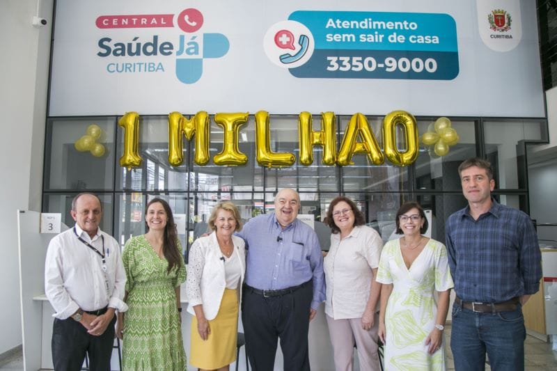Prefeito Rafael Greca com as secretárias da Saúde, Beatriz Batistella, da Comunicação Social, Cinthia Genguini, e a deputada estadual Márcia Huçulak, comemora a marca de 1 milhão de atendimentos da Central Saúde Já. Curitiba, 04/03/2024. Foto: Pedro Ribas/SMCS