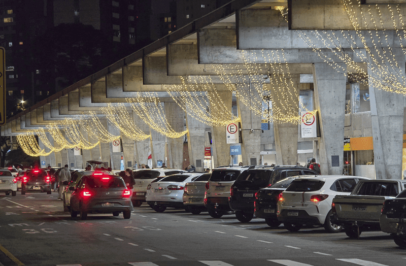Rodoviária se veste de luz para o Natal. Curitiba, 10/12/2024. Foto: Thiago Lisboa/SMCS