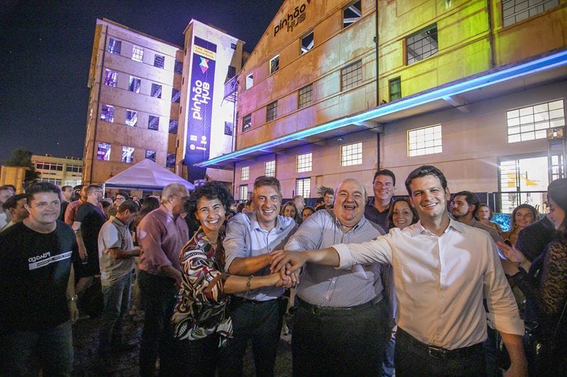 Prefeito Rafael Greca, vice-prefeito Eduardo Pimentel, Dario Paixão e Cris Alessi durante evento de inauguração do Pinhão Hub, espaço de inovação instalado no Engenho da Inovação, no Rebouças - Curitiba, 14/03/2024 - Foto: Daniel Castellano / SMCS