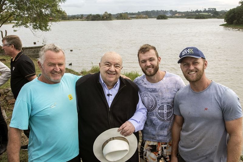 Wagner Wosniak (de boné à direita), e sua família com o prefeito Rafael Greca, durante vistoria na Reserva Hídrica do Futuro.. Foto: Ricardo Marajó/SMCS