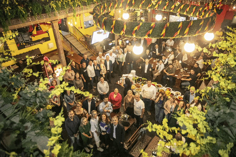 Prefeito Rafael Greca é Homenageado por Comerciantes e Lojistas do Centro de Curitiba no Tradicional Bar do Alemão. Curitiba, 13/12/2024. Foto: Ricardo Marajó/SMCS