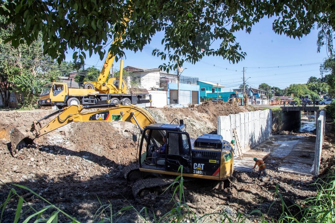 Obra de macrodrenagem para a implantação de canal em forma de “U” para estabilização dos taludes no Córrego Vila Formosa. Curitiba, 07/05/2024. Foto: Ricardo Marajó/SMCS
