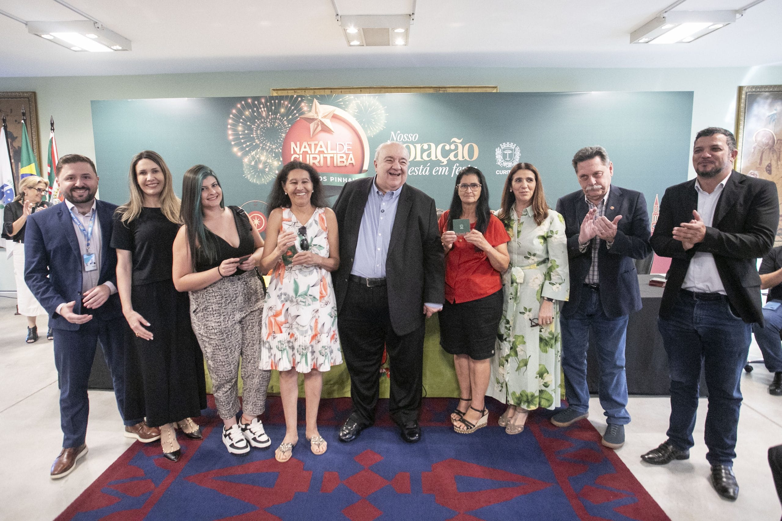 O prefeito Rafael Greca e o presidente da Companhia de Habitação Popular de Curitiba (Cohab), José Lupion Neto, assinam um termo de compromisso que reafirma a participação de Curitiba no Programa Minha Casa Minha Vida (PMCMV).