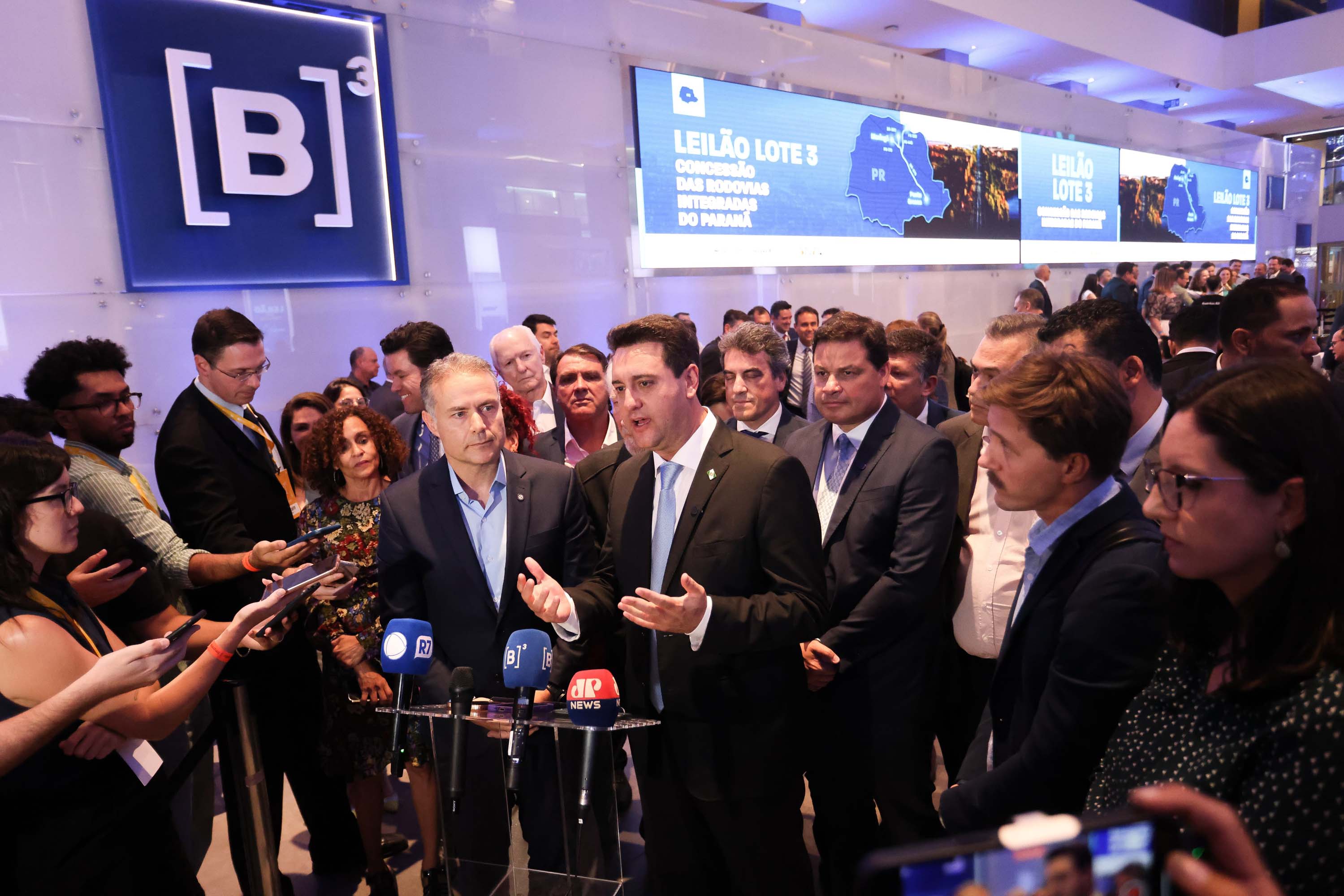 O governador Carlos Massa Ratinho Junior comemorou o resultado de mais um leilão de concessões rodoviárias do Paraná, que vai garantir investimentos de R$ 15,8 bilhões em 569 quilômetros de estradas com um pacote repleto de obras a tarifas justas. Foto: Jonathan Campos/AEN