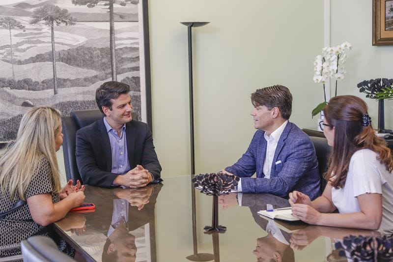 Prefeito Eduardo Pimentel recebe convite para a posse do novo presidente do TCE, Ivens Zschoerper Linhares, acompanhado pela procuradora-geral do Município, Vanessa Volpi, e pela assessora especial do prefeito, Cibele Fernandes Dias. Curitiba, 15/01/2025. Foto: Pedro Ribas/SMCS