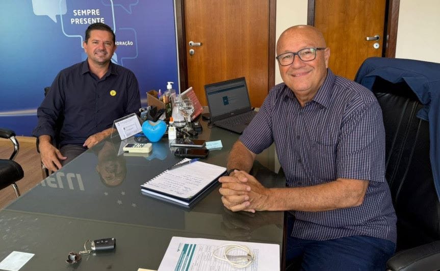 Frutas do Norte Pioneiro avançam nas exportações do Paraná, destaca deputado Luiz Claudio Romanelli (PSD) 3 Romanelli e o prefeito de Carlópolis: Nilton Vieira (PSD)Créditos:Ascom Romanelli