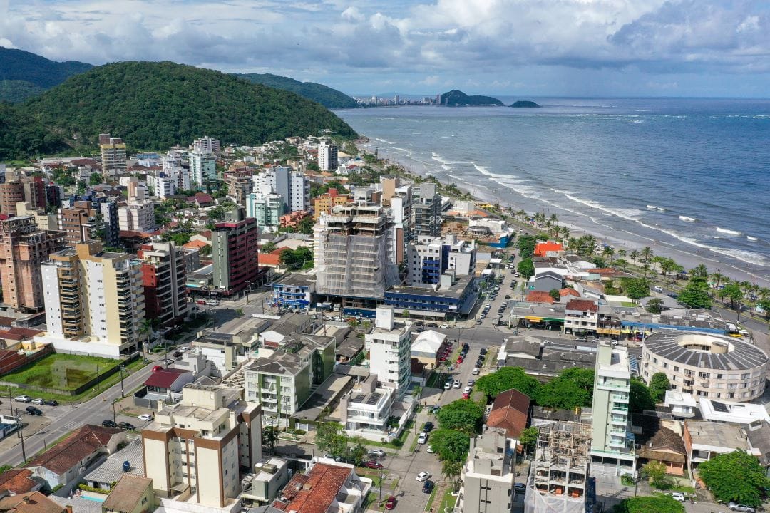 Prédios novos e alto padrão: ponte impulsiona setor imobiliário em Guaratuba. Foto: Gabriel Rosa/AEN