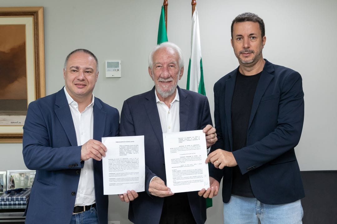 Curitiba, 14 de janeiro de 2025 - O governo do Paraná, por meio da Secretaria de Comunicação, assina parceira com a Federação Paranaense de Futebol para a transmissão do Campeonato Paranaense nas quartas-feFoto: Roberto Dziura Jr/AENiras.