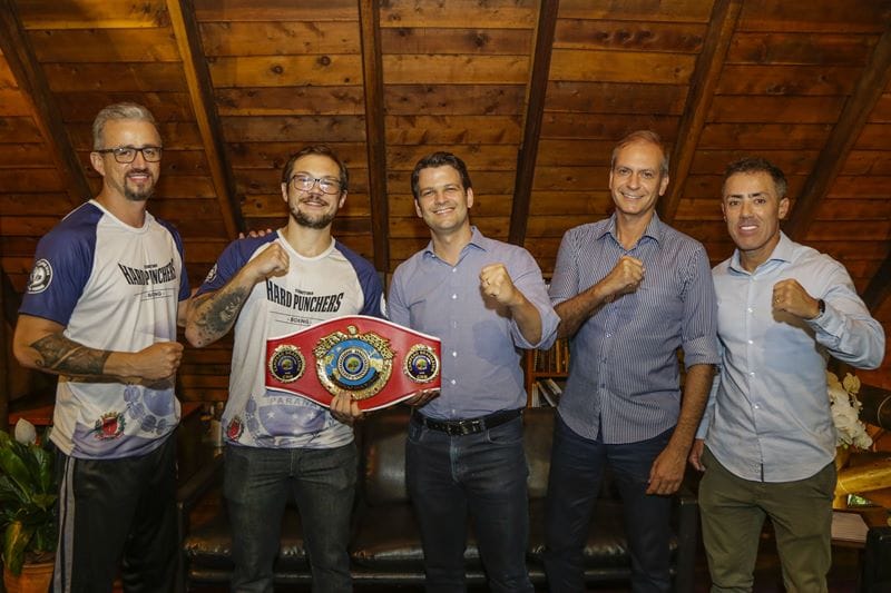 Prefeito Eduardo Pimentel recebe o boxeador Ricardo Conan, campeão brasileiro da categoria meio-pesado. Curitiba, 04/02/2025. Foto: Pedro Ribas/SMCS