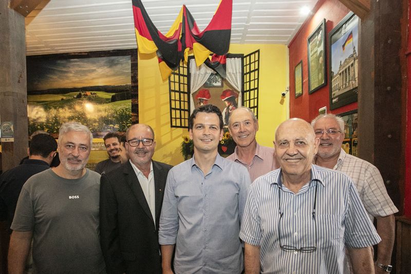 O prefeito Eduardo Pimentel, acompanhado de vereadores e demais lideranças, participa de um almoço no Bar do Alemão, organizado pela Associação dos Lojistas da Região Central. Curitiba, 21/02/2025. Foto: Ricardo Marajó/SECOM