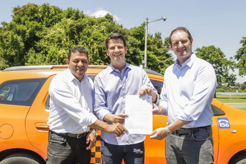 Prefeito Eduardo Pimentel com o presidente da Urbs, Ogeny Pedro Maia Neto, e o presidente do Sinditaxi-PR, Djalma Rodrigues, anuncia a prorrogação do prazo de pagamento da taxa de outorga de táxi. Curitiba, 27/02/2025. Foto: Pedro Ribas/SMCS