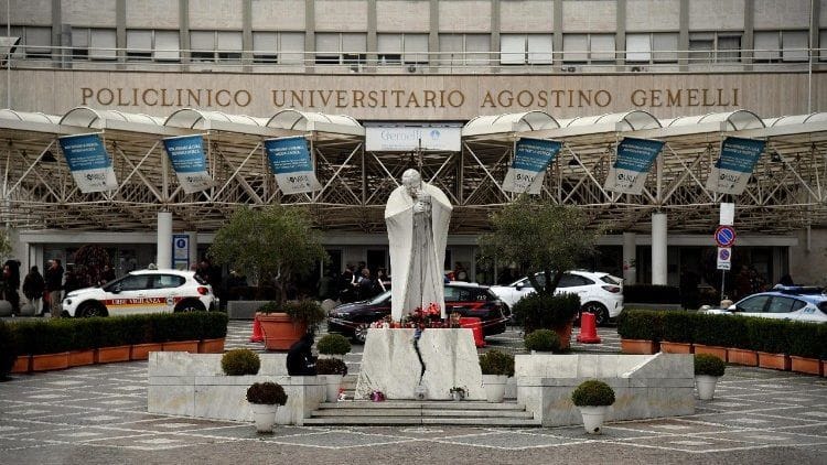 O Papa no Gemelli. Bruni: teve “uma noite tranquila” e continua com a terapia