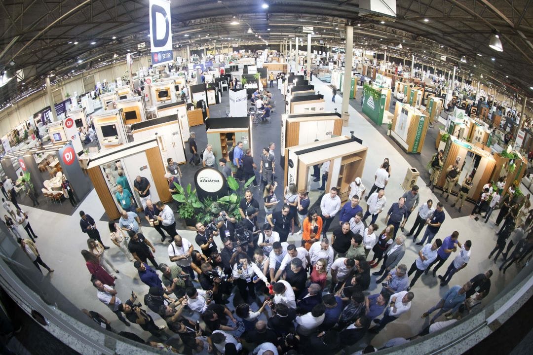 Governador destaca importância do setor moveleiro na economia do Paraná em visita à Movelpar. Foto: Jonathan Campos/AEN