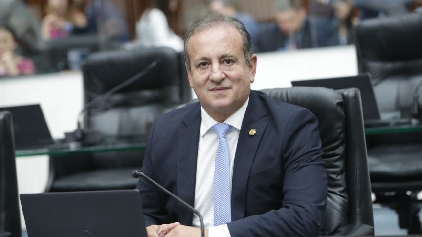 Deputado Moacyr Fadel protocolou requerimento à Sanepar nesta terça-feira (18).Créditos:Orlando Kissner/Alep
