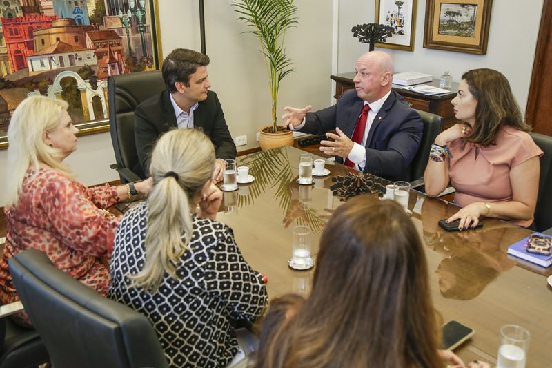Prefeito Eduardo Pimentel recebe o procurador-geral de Justiça do Ministério Público, Francisco Zanicotti, e a procuradora de Justiça, Luciana Linero, acompanhado pela procuradora-geral do Município, Vanessa Volpi e pela secretária de Desenvolvimento Humano, Amália Tortato. Curitiba, 17/03/2025. Foto: Pedro Ribas/SECOM