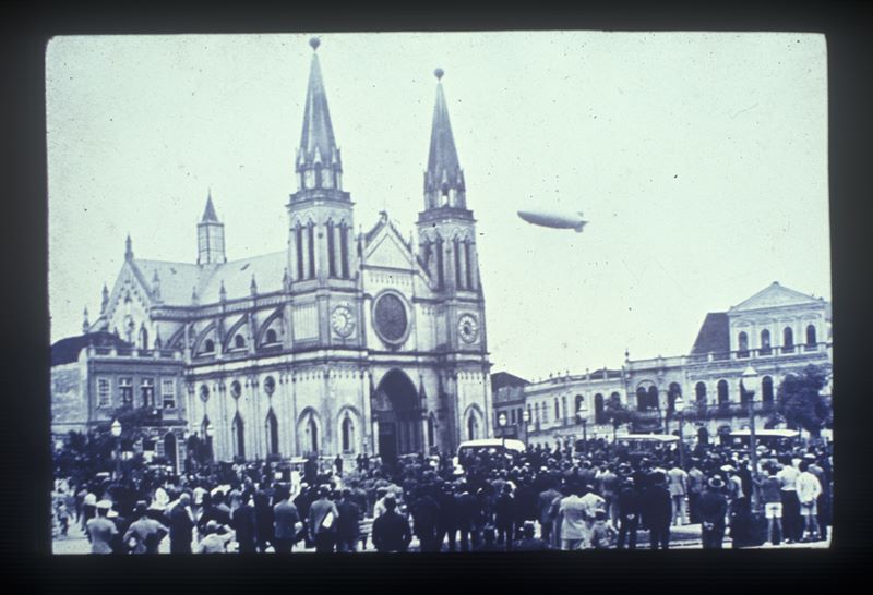 Especial Curitiba 332 anos. Na foto, Zeppelin sobre Curitiba em 1936. FOTO: Arquivo Público