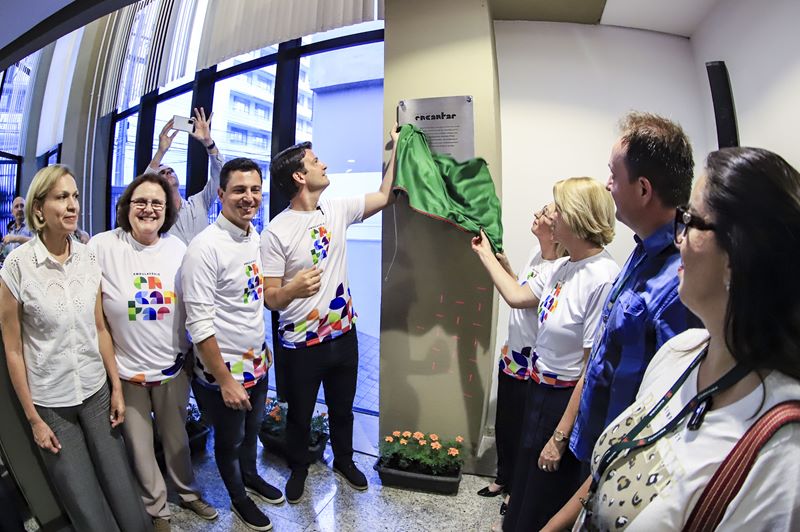 Prefeito Eduardo Pimentel acompanhado da secretára da Saúde, Tatiane Filipak e outras autoridades, inaugura a nova sede do Ambulatório Encantar, especializado em TEA, na Rua General Carneiro. Curitiba, 28/03/2025. Foto: José Fernando Ogura/SECOM