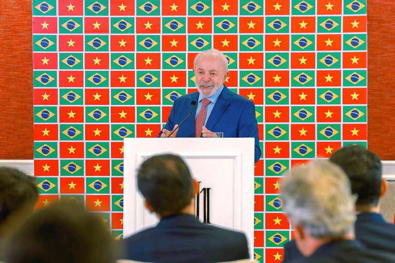 Lula durante coletiva de imprensa em Hanói, no Vietnã: 'Faço questão de mostrar esse Brasil novo, que não tem ódio, não é negacionista e tem respeito aos parceiros de todos os países'