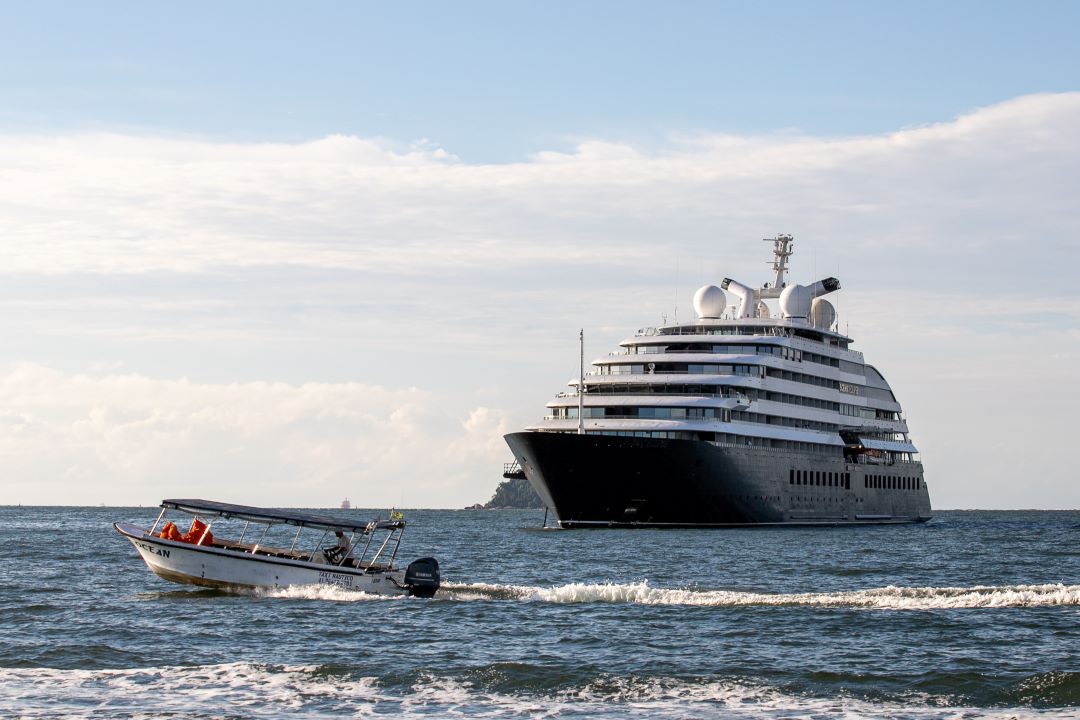 Do navio para a praia: pela 1ª vez Ilha do Mel recebe turistas diretamente de cruzeiro. Foto: Claudio Neves/Portos do Paraná