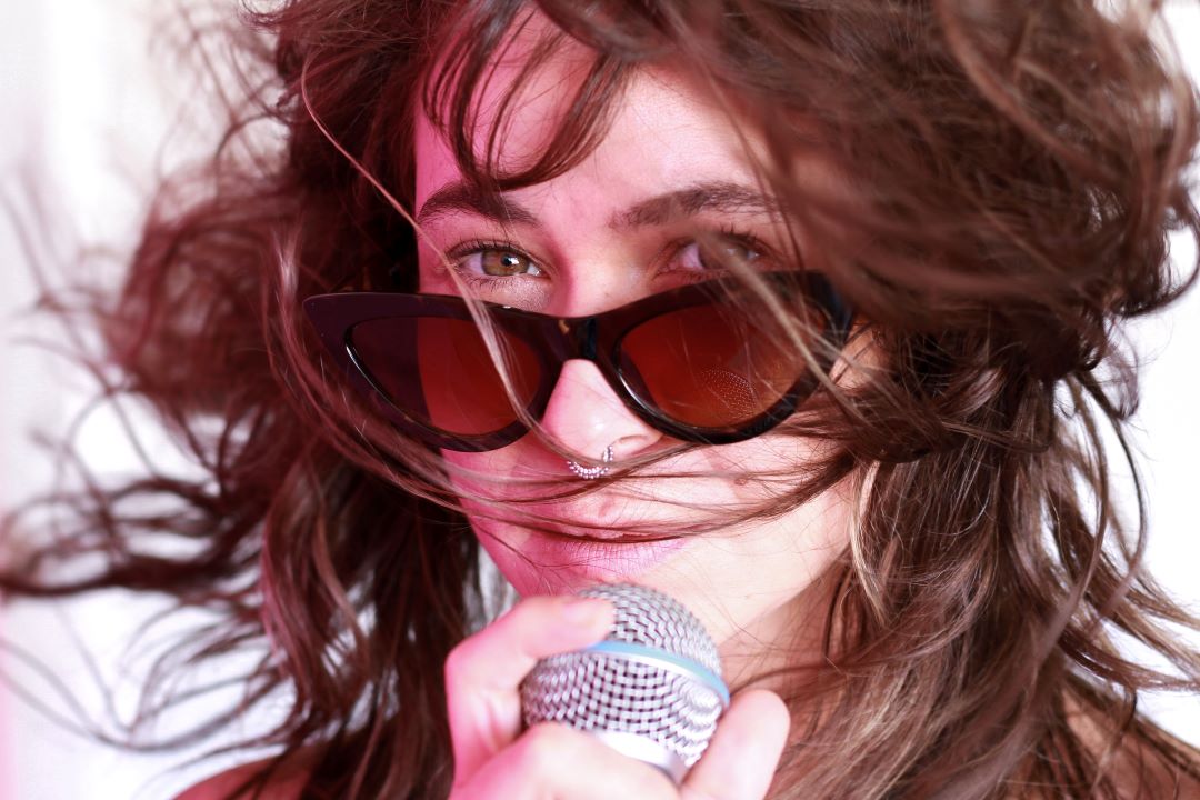 A atriz e cantora Uyara Torrente vivência nos dias 18, 19 e 24 de abril o show-cênico “Vou Parir um Terremoto”. Foto: Marco Novack.