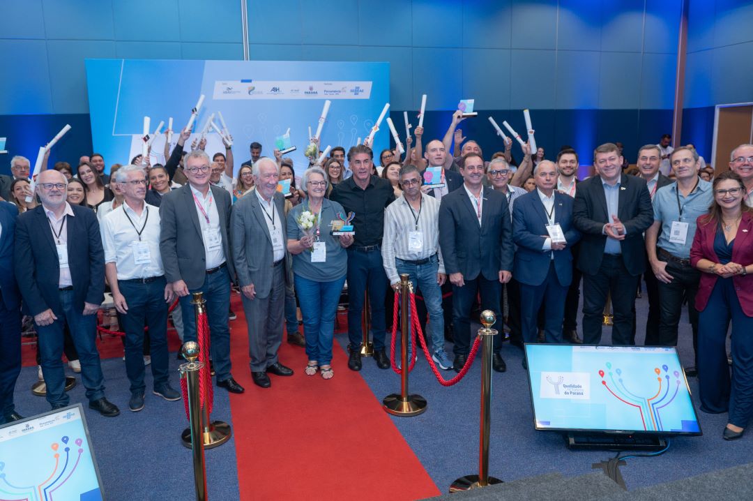 Premiados, representantes das instituições e participantes durante o prêmio, que reforça a potência do turismo paranaense e celebraram os vencedores do prêmio. Fotos: Inove.