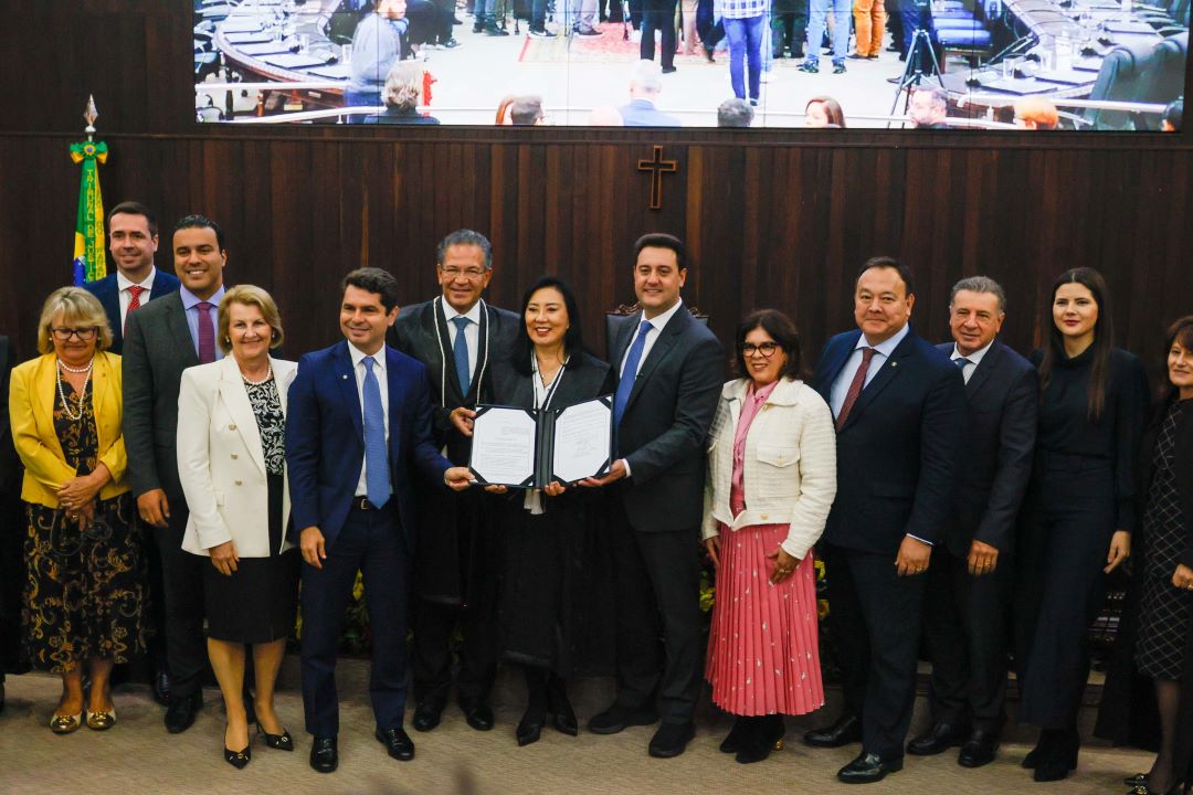 O governador Carlos Massa Ratinho Junior sancionou, nesta sexta-feira (25), a Lei nº 22.382/2025 , que cria uma nova Câmara Criminal no Tribunal de Justiça do Paraná (TJPR) com competência especializada em violência doméstica e familiar contra a mulher. Foto: Gabriel Rosa/AEN