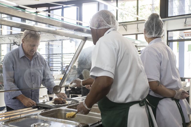 Com aumento do preço na alimentação fora de casa, Restaurantes Populares são alternativa acessível em Curitiba