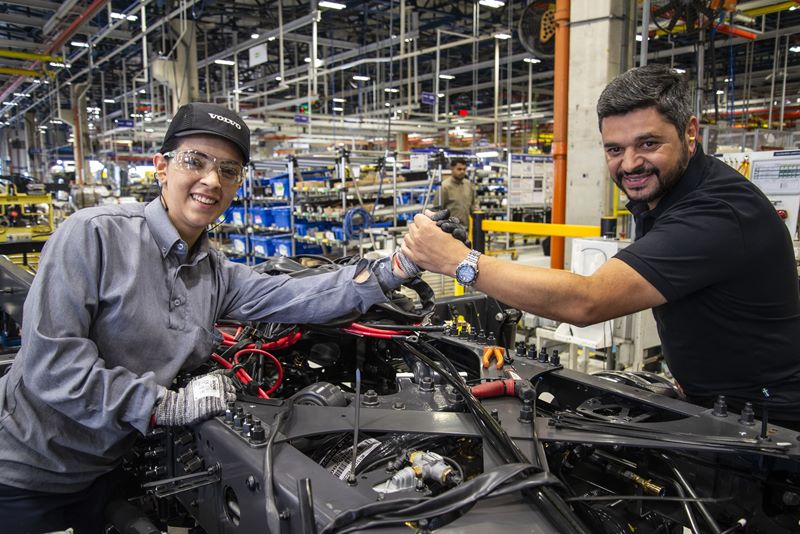 Everson Gomes Rosa, coordenador de manufatura de ônibus na Volvo, celebra carreira em um só lugar. Curitiba, 23/04/2024. Foto: Levy Ferreira/SECOM