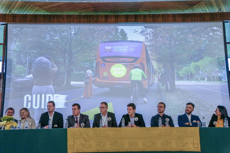 Prefeito Eduardo Pimentel com o secretário de Defesa Social e Trânsito, Rafael Vianna, e demais autoridades lança a campanha Maio Amarelo e anuncia a criação da Patrulha do Transporte Coletivo. Curitiba, 05/05/2025. Foto: Pedro Ribas/SECOM