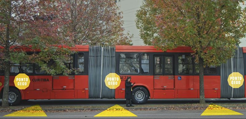Ônibus de Curitiba ganham adesivos de sinalização nos chamados pontos cegos 3 Ônibus de Curitiba ganham adesivos de sinalização nos chamados pontos cegos.