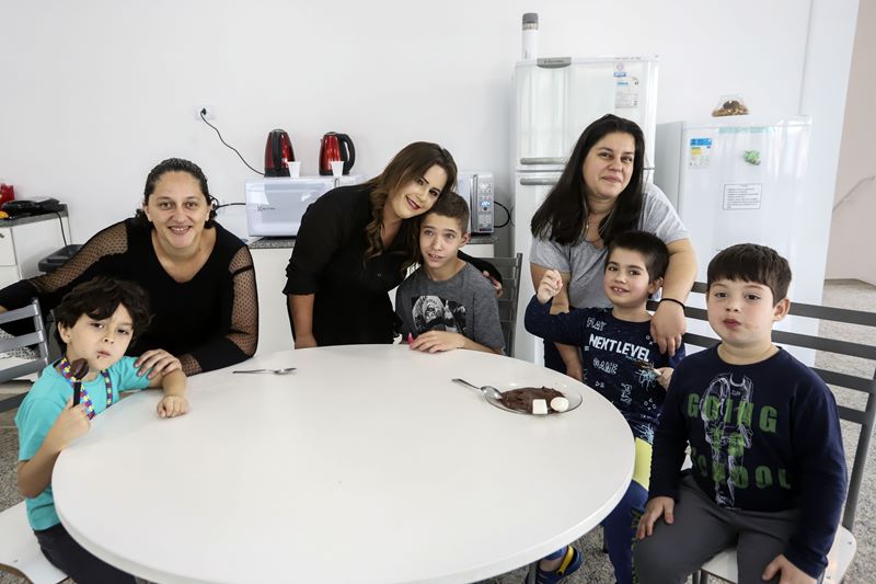 Mães de crianças autistas atendidas pelo Ambulatório Encantar participam de oficina de culinária. Curitiba, 07/05/2025. Foto: Ricardo Marajó/SECOM