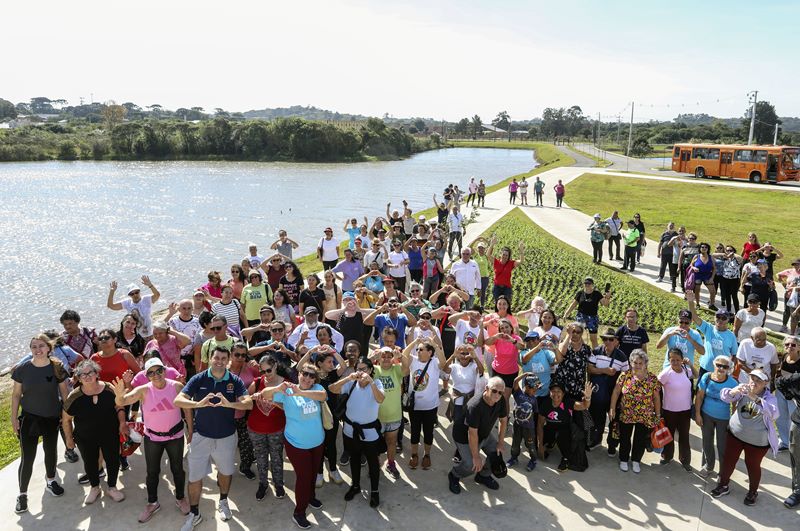 Alunas de ginástica do Bairro Novo plantam ipês na Reserva Hídrica do Futuro, em Curitiba, em homenagem ao Dia das Mães. Curitiba, 09/05/2025. Foto: Ricardo Marajó/SECOM