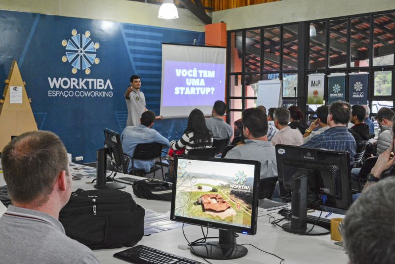 Em 2017, o prefeito Greca inaugurou o Worktiba Barigui, o primeiro coworking público do Brasil. Foto: Levy Ferreira/SECOM (arquivo)