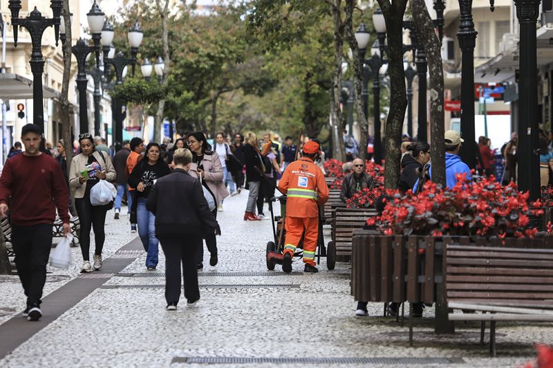 Curitiba celebra e agradece aos profissionais da Limpeza Pública, pelo Dia Nacional do Gari. Curitiba, 15/05/2024. Foto: José Fernando Ogura/SECOM