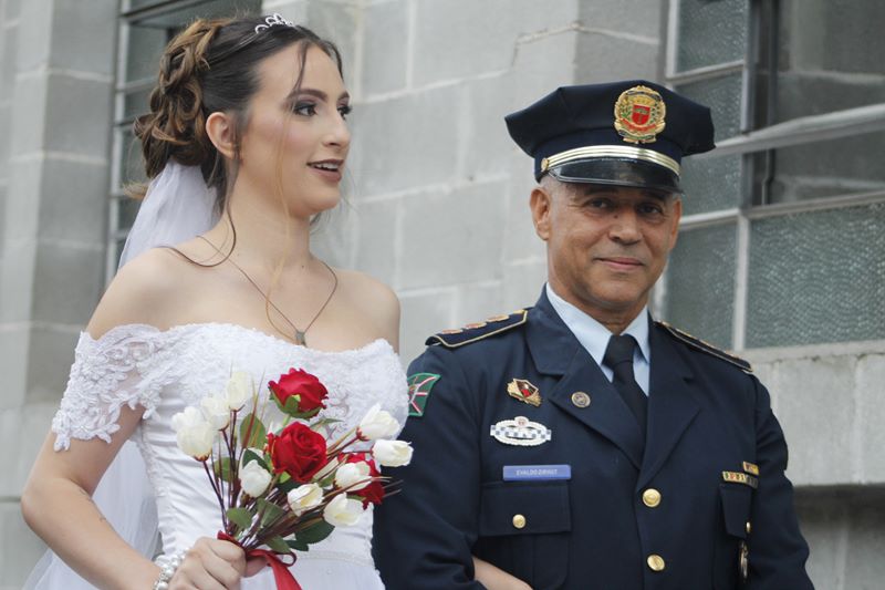 Emoção marca cerimônia de casamento da advogada Natalie Griebler Zirhut, ex-aluna do programa da guarda municipal mirim de Curitiba. FOTO: Comunicação/Paróquia Profeta Elias