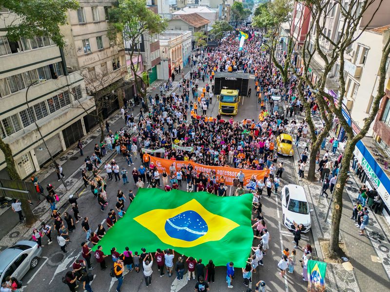 Prefeito Eduardo Pimentel participa da Marcha para Jesus que reuniu milhares de pessoas na Praça 19 de dezembro. Curitiba, 17/05/2025. Foto: Renato Próspero/SECOM