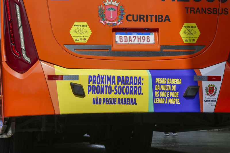 Os ônibus expresso da cidade passam a ter adesivo que alerta para o perigo da prática de rabeira. Curitiba, 19/05/2025. Foto: Pedro Ribas/SECOM