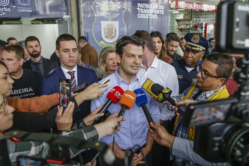 Prefeito Eduardo Pimentel sanciona lei que estabelece punição e multa para quem for flagrado pegando rabeira em ônibus. Curitiba, 19/05/2025. Foto: Pedro Ribas/SECOM