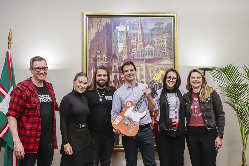 Prefeito Eduardo Pimentel recebe Paulo Portella, CEO da School of Rock para o Brasil, Portugal e Espanha, Ciro Possobom, CEO da Volkswagen, Fernando Quesada, diretor da School of Rock Brasil, Thereza Possobom, diretora da rede em Curitiba, Isabela França, assessora local e Erika Digon, assessora nacional. Curitiba, 19/05/2025. Foto: Pedro Ribas/SECOM