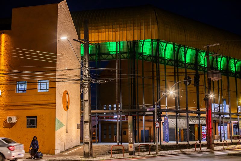 Ruas da Cidadania do Boa Vista e Santa Felicidade ganham iluminação cênica que valoriza arquitetura e apoia campanhas sociais. Curitiba, 27/05/2025. Foto: Isabella Mayer