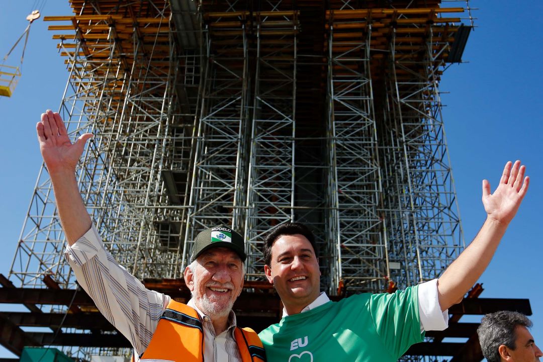 Em ritmo acelerado, a construção da Ponte de Guaratuba chegou à metade da execução. O governador Carlos Massa Ratinho Junior esteve no canteiro de obras, nesta quinta-feira (1), para acompanhar a evolução da obra. Foto: Jonathan Campos/AEN