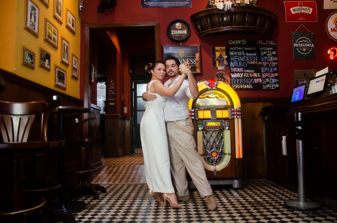 Na foto de Thayna Bressan, os dançarinos Samara Sfair e Julian Canuzi estão prontos para as apresentações do projeto “Tango: a arte de não estar só”.