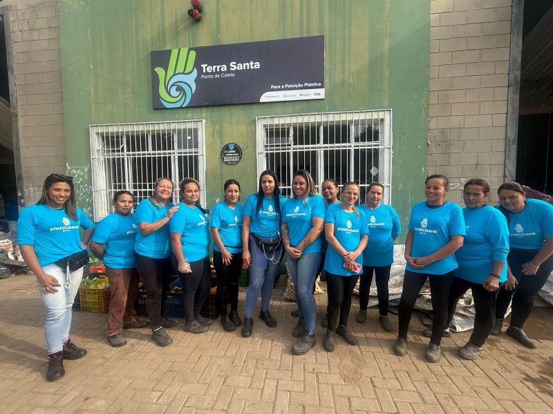 Mães solo da Associação Terra Santa, no Tatuquara, estão liderando a reciclagem de 200 mil garrafas PET por mês.